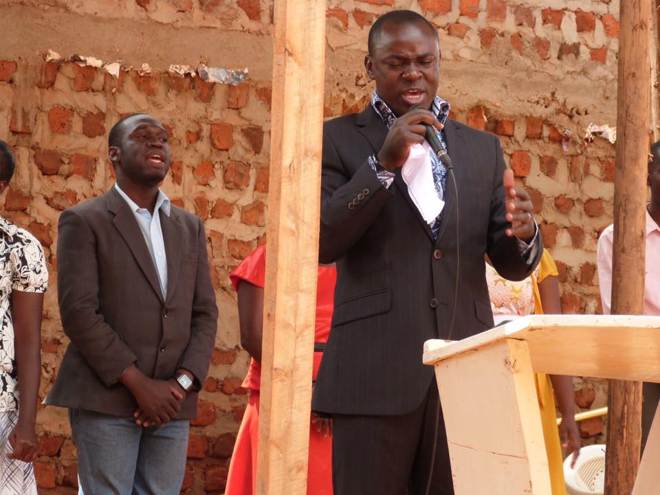 Pastor Bweyinda David, Kivumbi Earnest Benjamin n Queen Esther Nasuna Favor sing at redemeed church